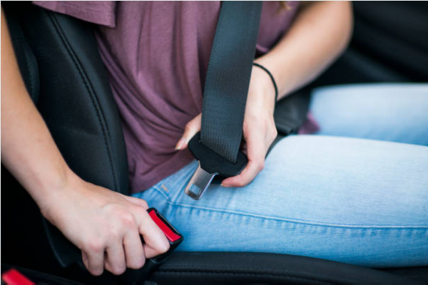 bắt buộc thắt dây an toàn khi ngồi trên xe ô tô để đảm bảo an toàn