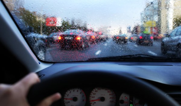 8 mẹo hay giúp lái xe xử lý nhanh tình trạng kính mờ khi trời mưa