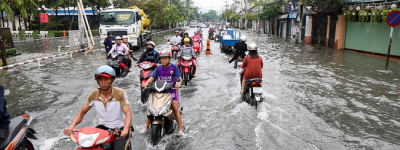 9 Lưu ý vàng giúp công nhân chạy xe máy qua đường ngập nước an toàn